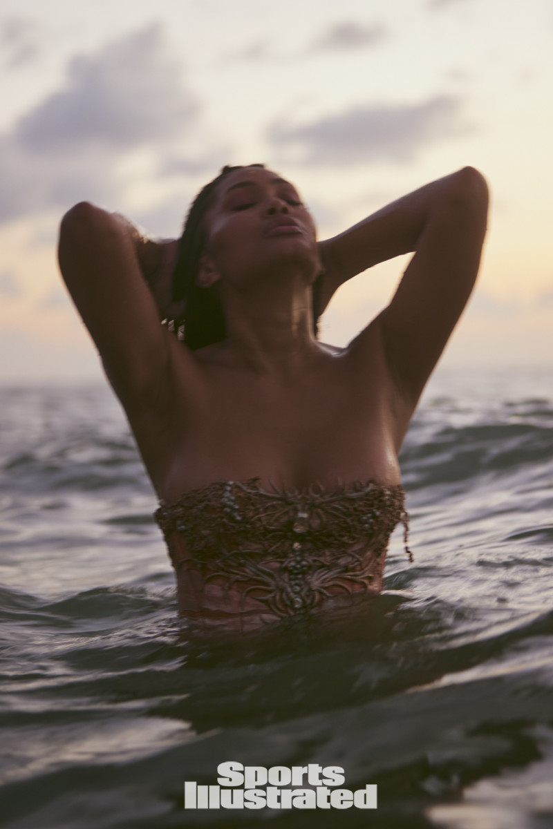 SI2022_Dominica_Leyna_Bloom_SHOT_12_225_WMweb